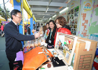 The Director of Social Welfare, Mr Patrick Nip, visits some SME booths